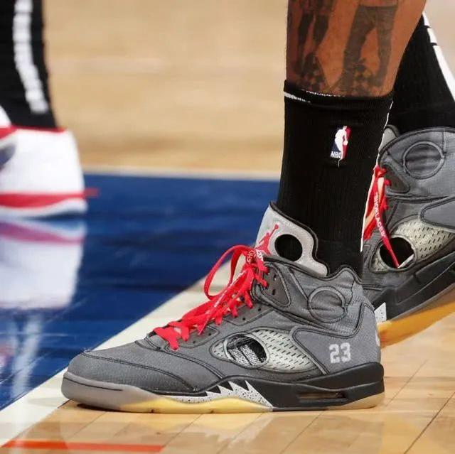 意天空：国米前锋博尼身患流感，将缺席对阵比萨的比赛（意大利天空体育：国米前锋博尼患流感，无缘对阵比萨之战）