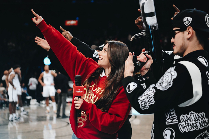 自己给自己颁奖！特朗普获首届FIFA和平奖 因凡蒂诺抛出争议言论（被指“自我加冕”，特朗普摘得首届FIFA和平奖，因凡蒂诺言论引发争议）