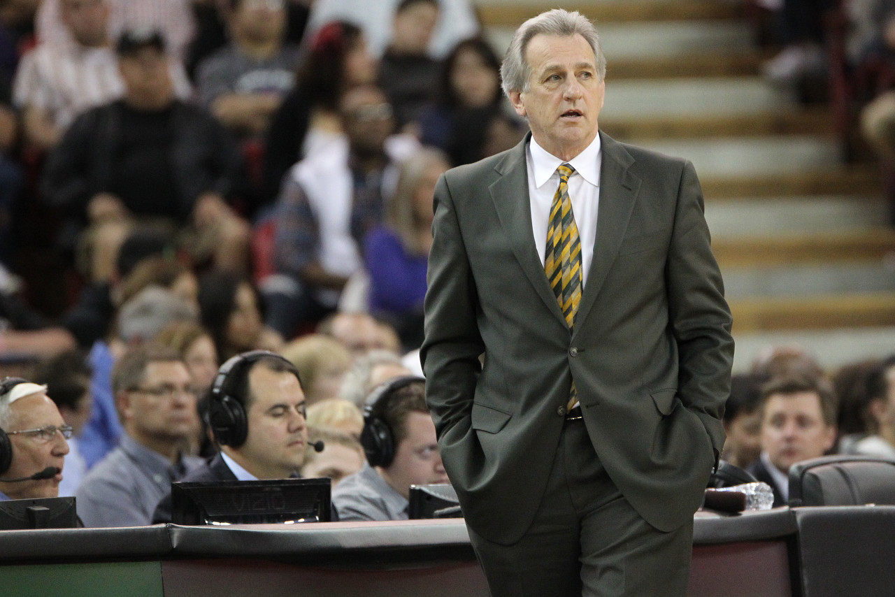 每体：7500名巴萨球迷未能顺利入场观赛，副主席福特出面道歉（巴萨7500名球迷入场受阻，副主席福特公开致歉）