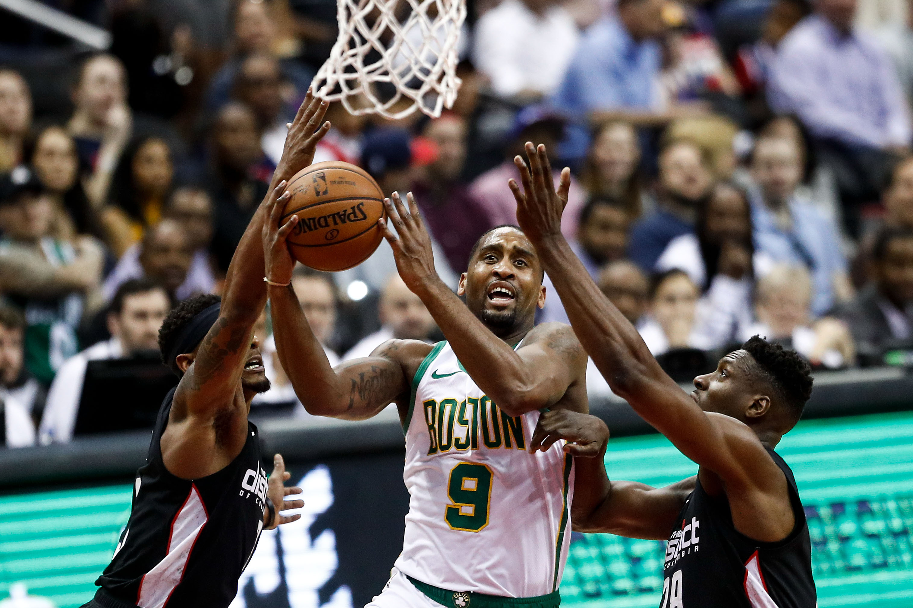 记：森林狼可能会高价抛售兰德尔，咨询过多位明星控卫（记者称：森林狼或将高价挂牌兰德尔，已就此咨询多位明星控卫）