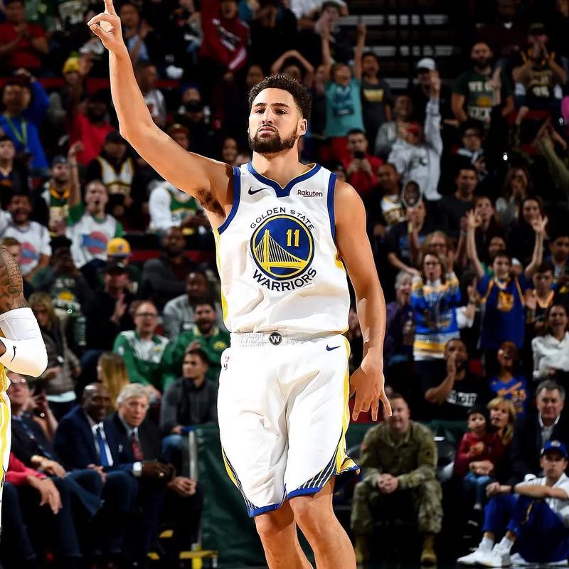 勇士领先11分被爵士逆转，库里甩锅球队防守，不提最后两投不中（勇士11分优势遭爵士翻盘，库里将责任指向防守，避谈末节两投不中）