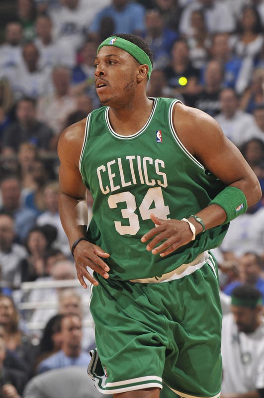 同一天绝代双骄各进一球！以下是媒体对C罗和梅西的...（C罗与梅西同日各入一球：媒体综述）