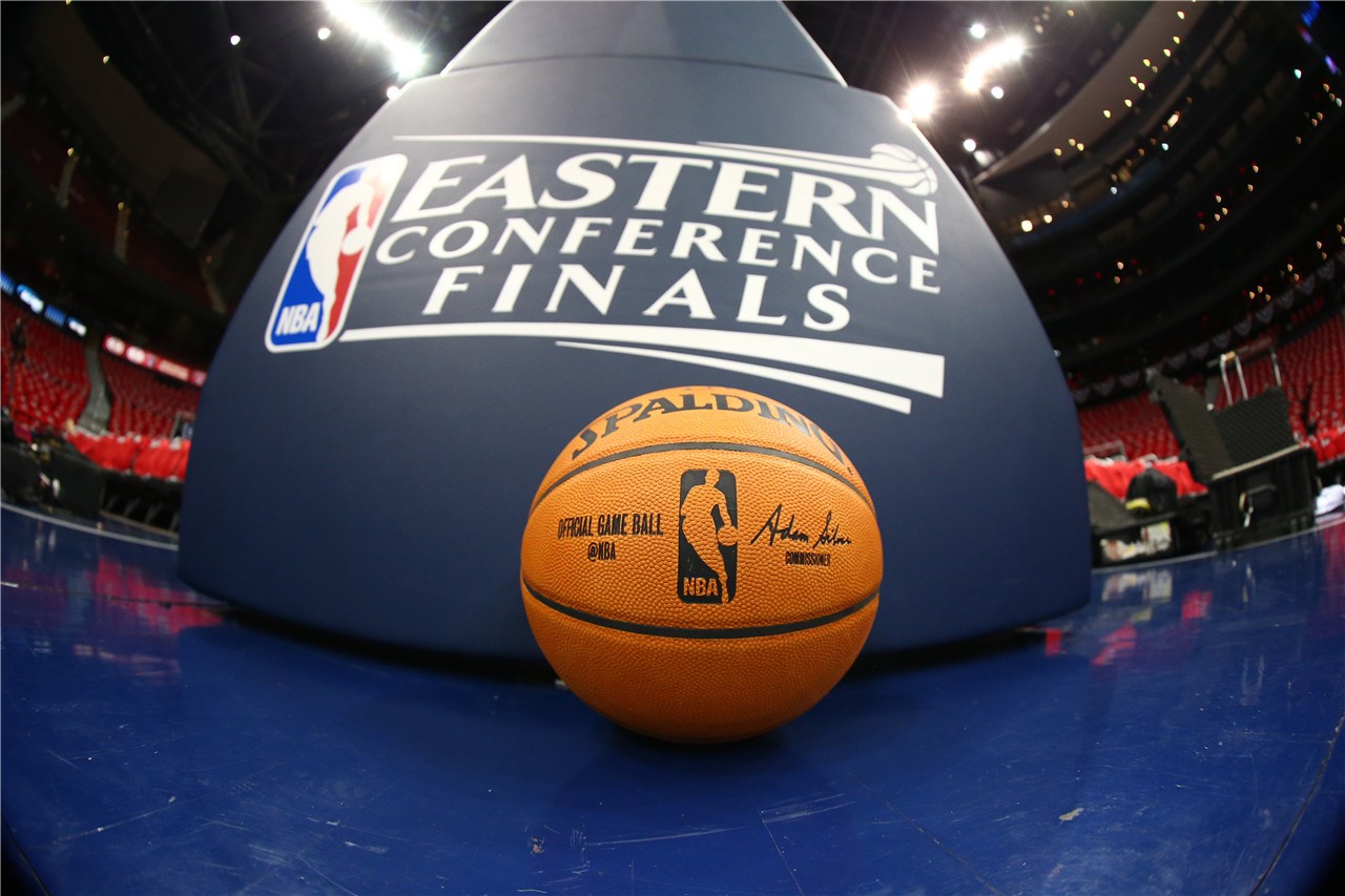 中国冰壶男队取得冬奥落选赛4连胜（中国男子冰壶队在冬奥落选赛豪取四连胜）