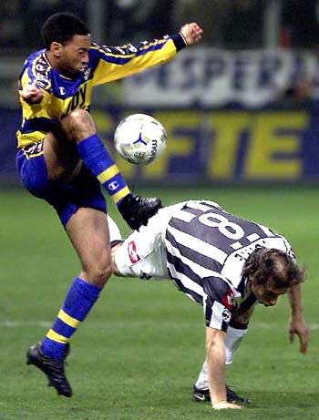 惊魂重演？巴萨死守诺坎普！严防德国球迷再度攻陷主场（噩梦会否重现？巴萨严阵以待死守诺坎普，防德国球迷再袭主场）